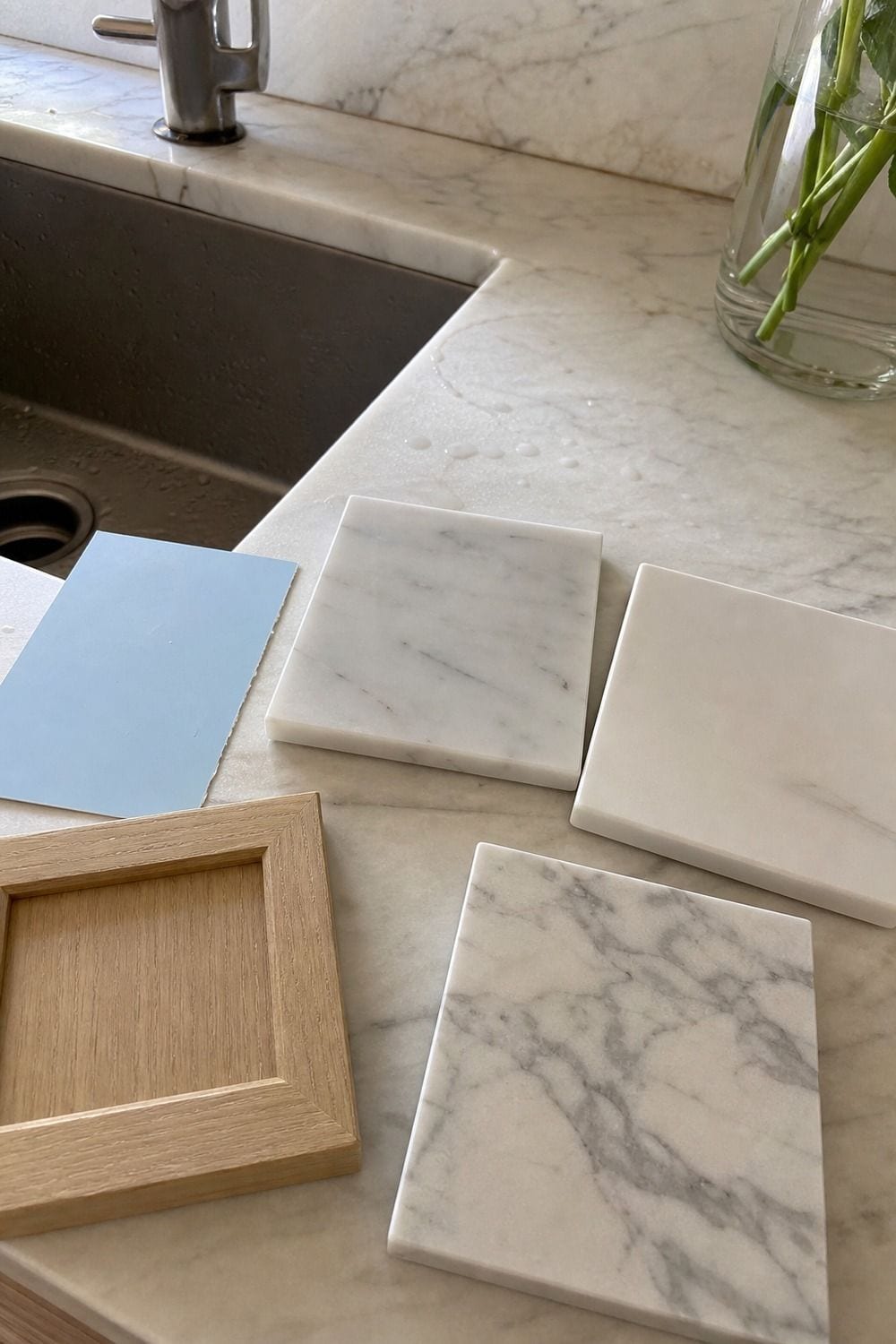 25 Coastal Kitchen Ideas for a Beautiful Kitchen Marble Countertops for a Breezy Polished Finish in a casual coastal kitchen
