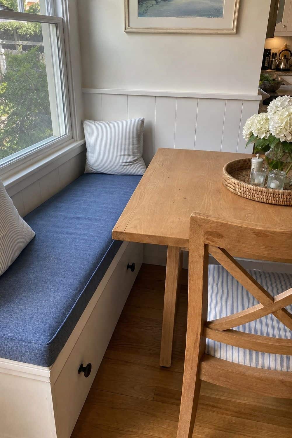 25 Coastal Kitchen Ideas for a Beautiful Kitchen Breakfast Banquette With Blue Cushions in a casual coastal kitchen