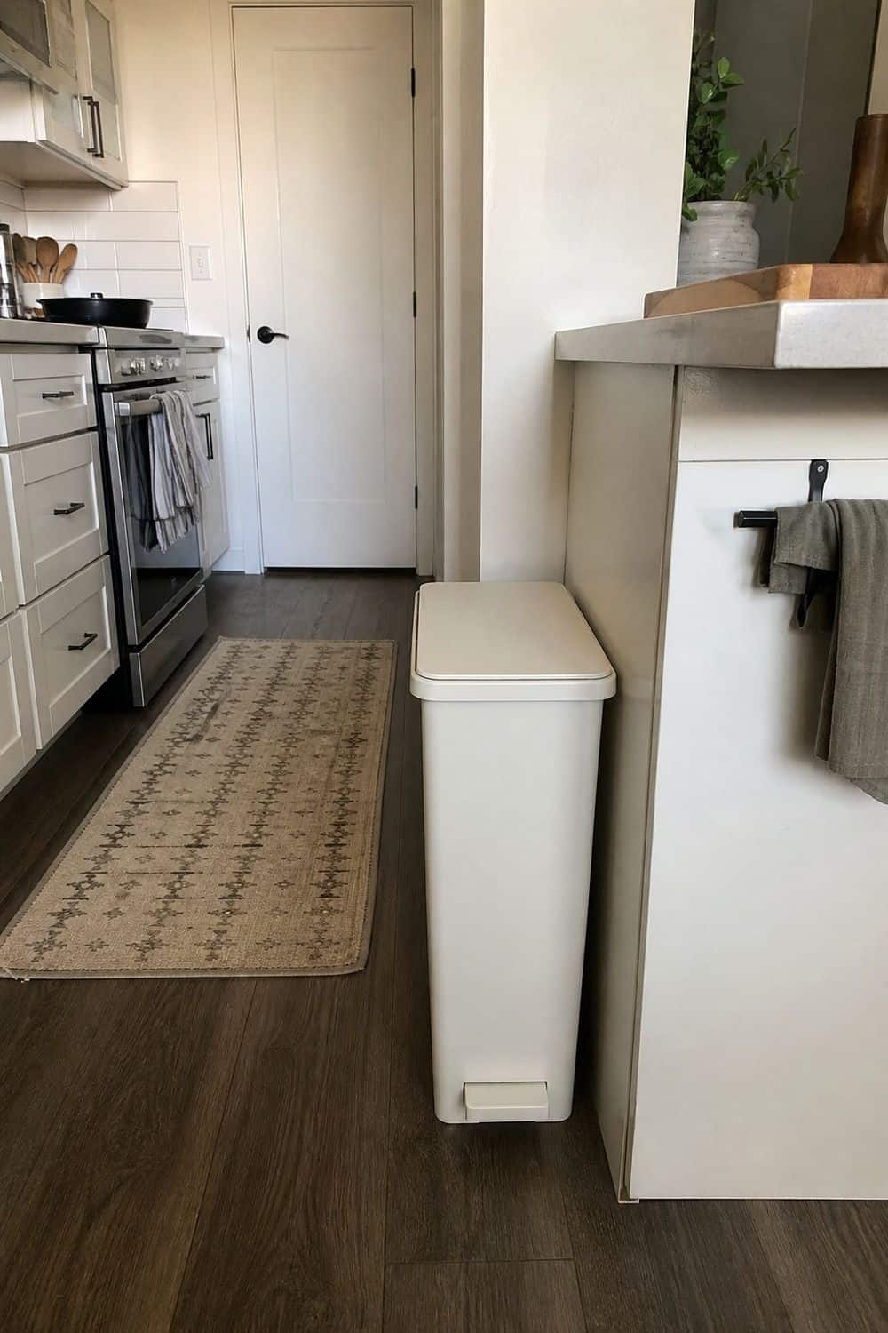 25 Best IKEA Kitchen Decor Finds ikea kitchen decor finds h3 21