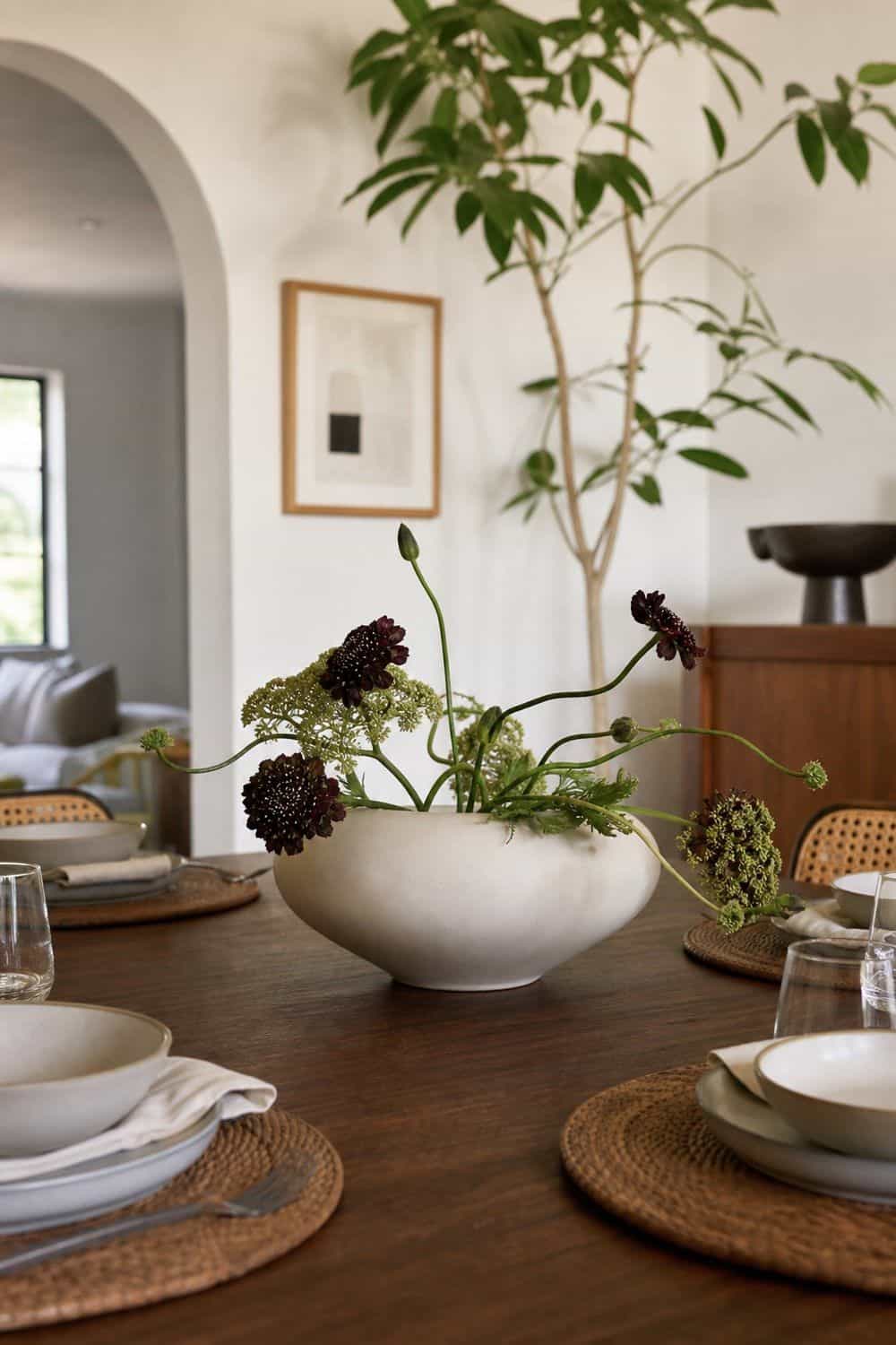 25 Neo Deco Tablescape Ideas for Easy Hosting Low Florals With Sculptural Shape in a casual Neo Deco tablescape