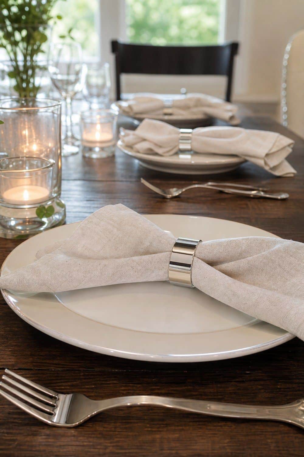 25 Neo Deco Tablescape Ideas for Easy Hosting Napkin Rings as the Only Seat-Side Shine in a casual Neo Deco tablescape