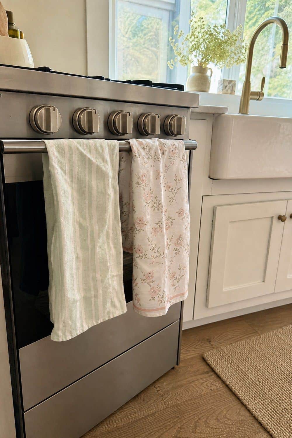 25 Spring Kitchen Decor Ideas for a Lighter Seasonal Refresh spring kitchen decor ideas section 04 lighter spring dish towels