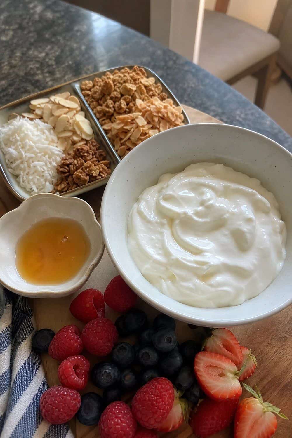 20 Summer Snack Plate Ideas for Hot Weather 11. Greek Yogurt Berry Crunch Plate summer snack plate