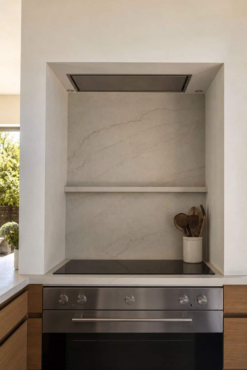25 Contemporary Kitchen Ideas for a Clean, Polished Layout 14. Clean Cooktop Niche Around the Range