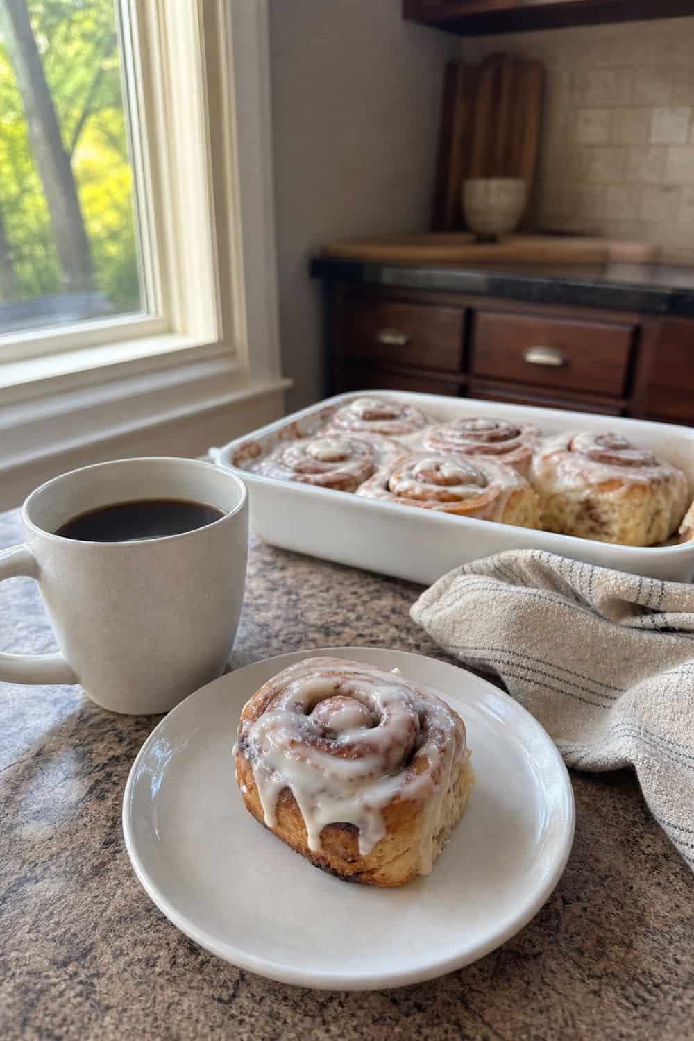20 Cozy Coffee and Breakfast Ideas for Slow Mornings cozy coffee and breakfast ideas 13 coffee overnight cinnamon rolls