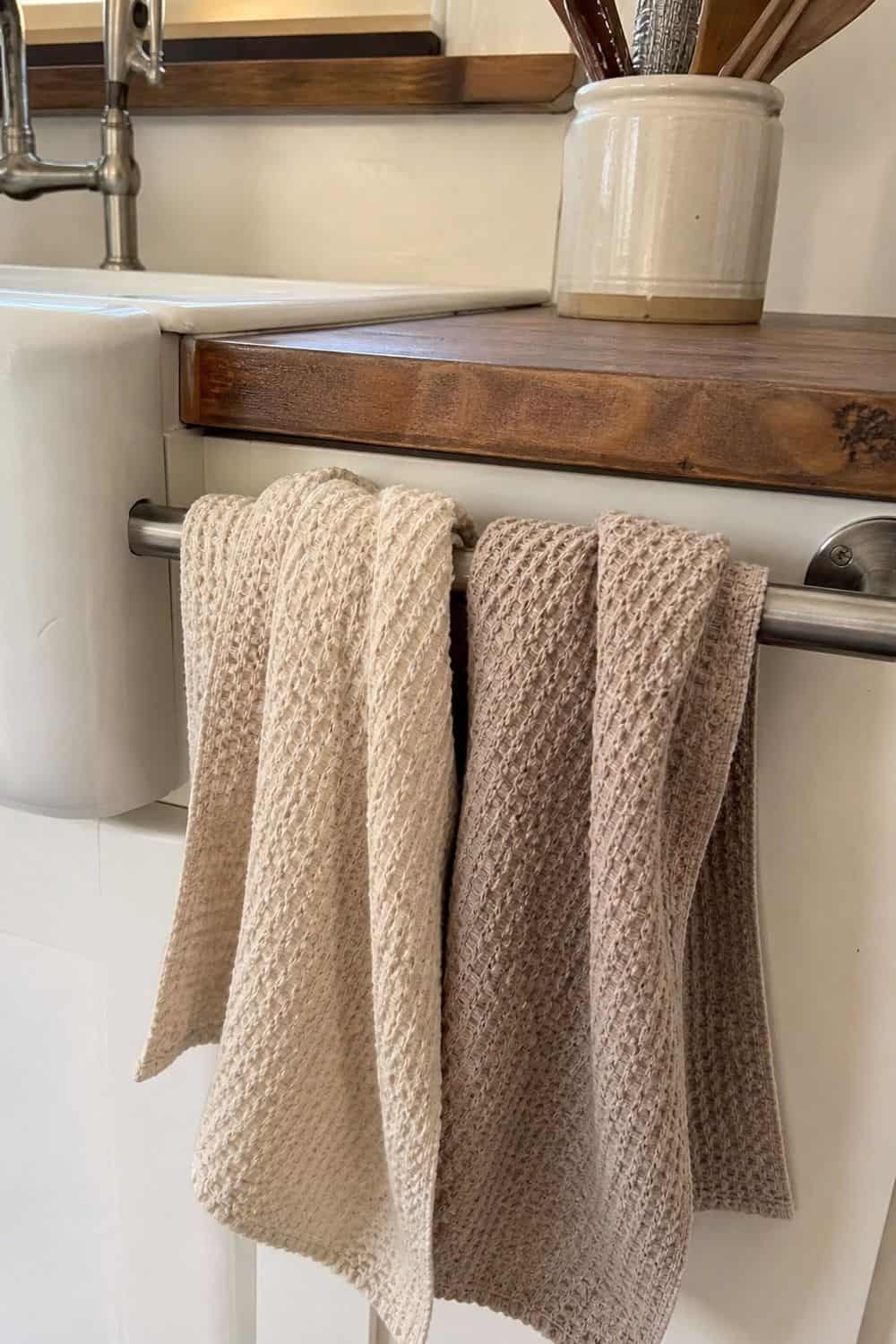 25 Cozy Holiday Kitchen Decor Ideas for a Soft Festive Glow cozy holiday kitchen decor ideas section 07