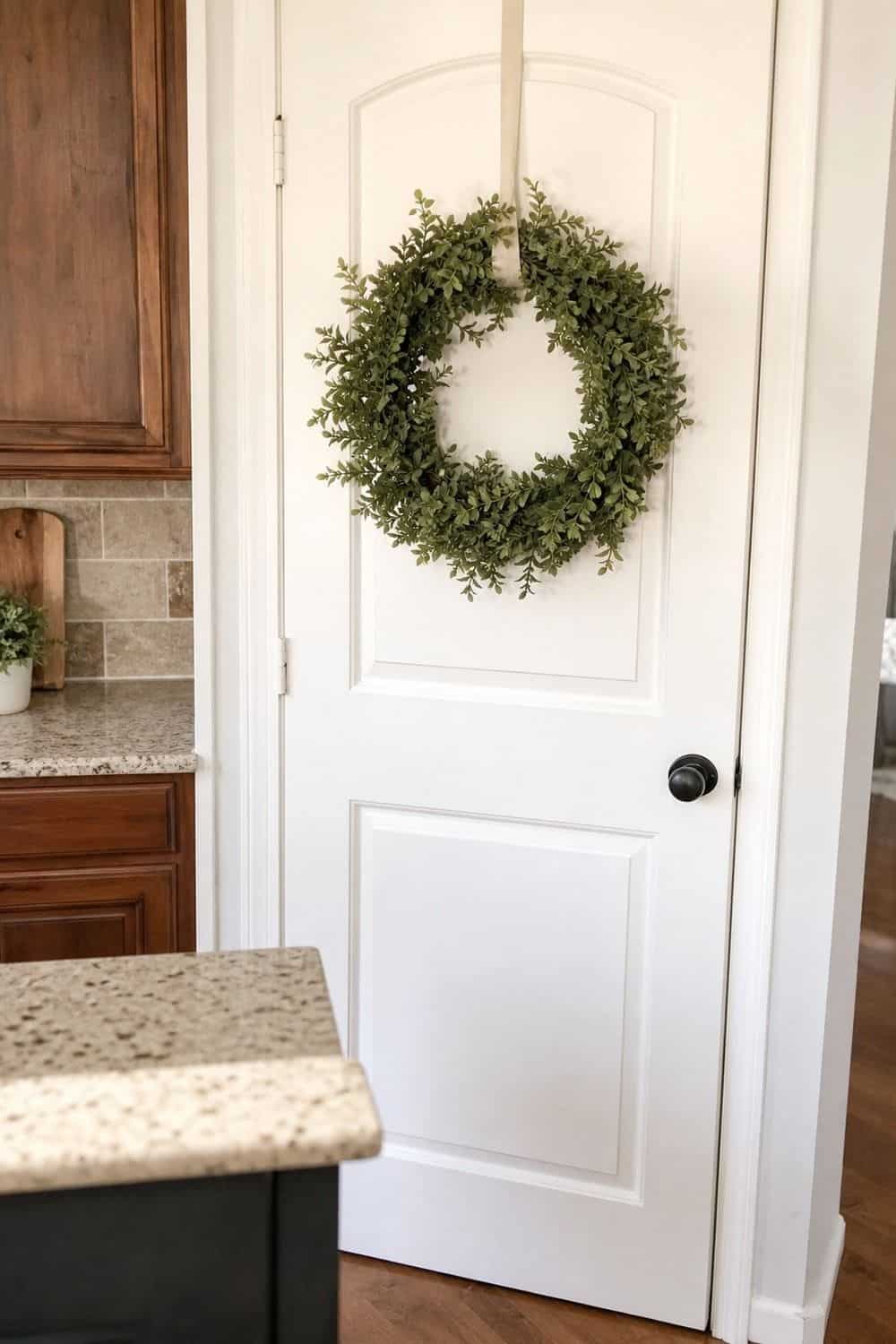 25 Cozy Holiday Kitchen Decor Ideas for a Soft Festive Glow cozy holiday kitchen decor ideas section 23