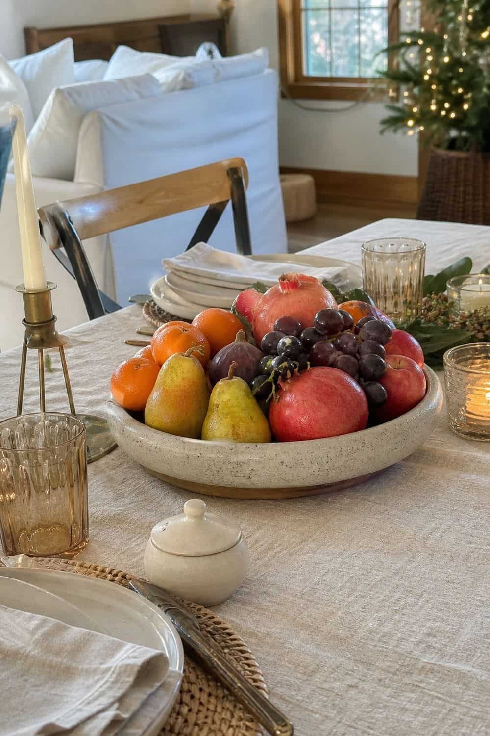 25 Cozy Holiday Tablescape Ideas for Easy Hosting Cozy holiday tablescape idea showing add seasonal fruit as edible decor.