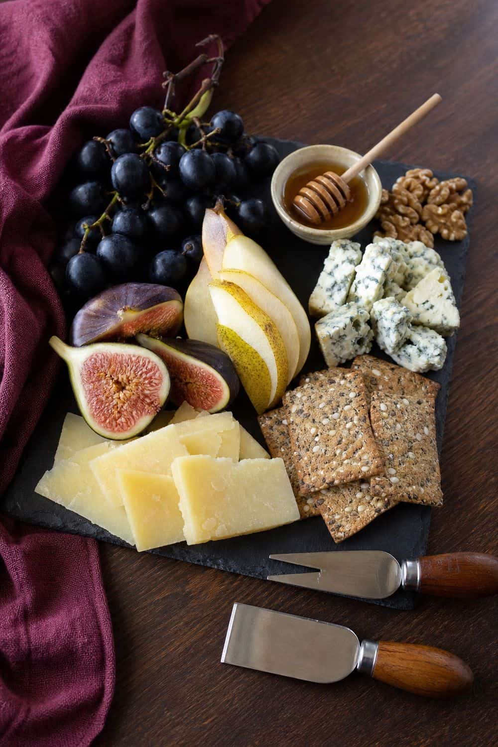 25 Dark Academia Dinner Party Ideas for Easy Hosting dark academia dinner party ideas h3 10 section photo