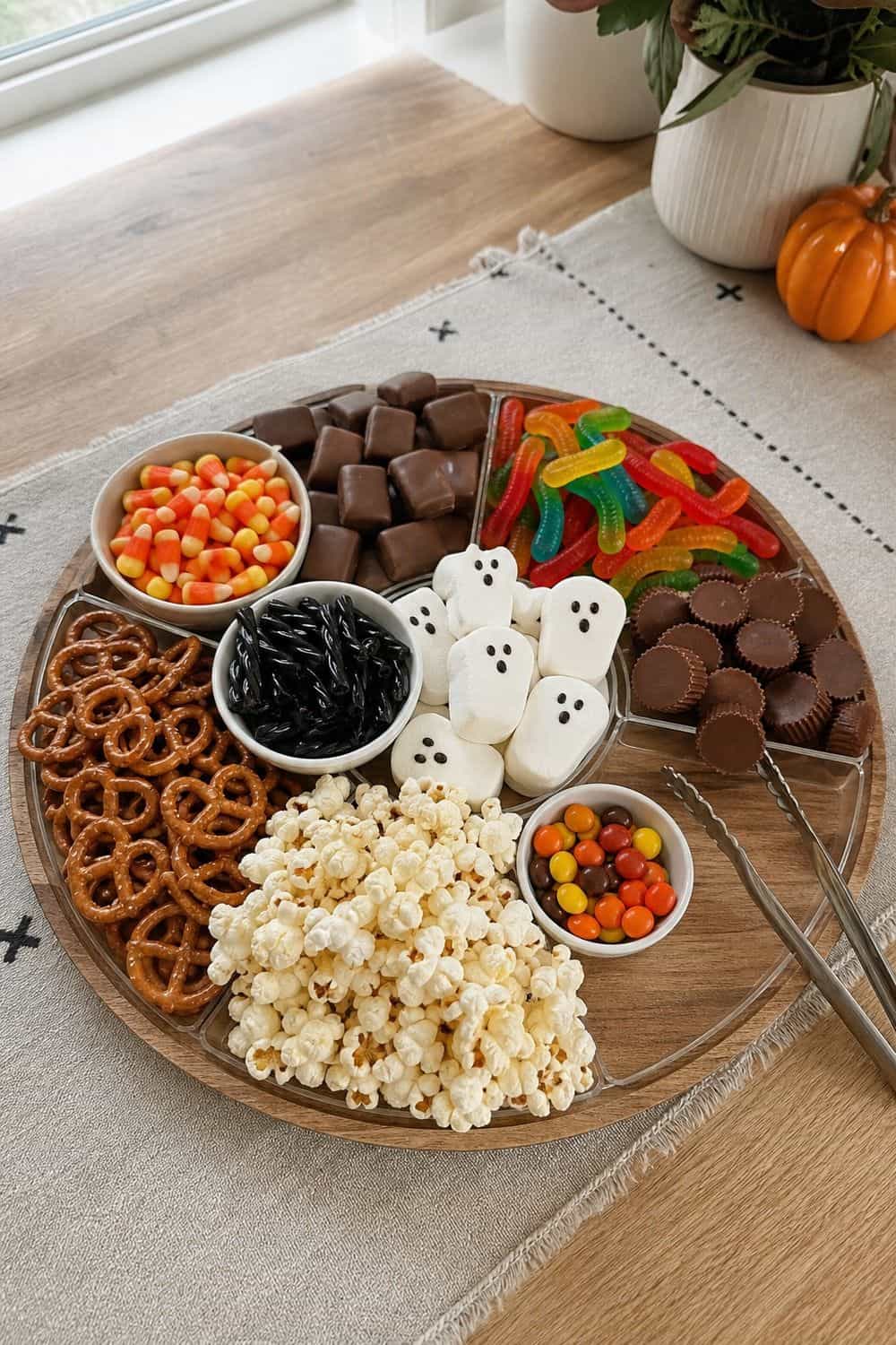 20 Halloween Treat Board Ideas for Cozy Food Moments 1. Classic Halloween Candy Board Halloween treat board idea arranged on a cozy home table
