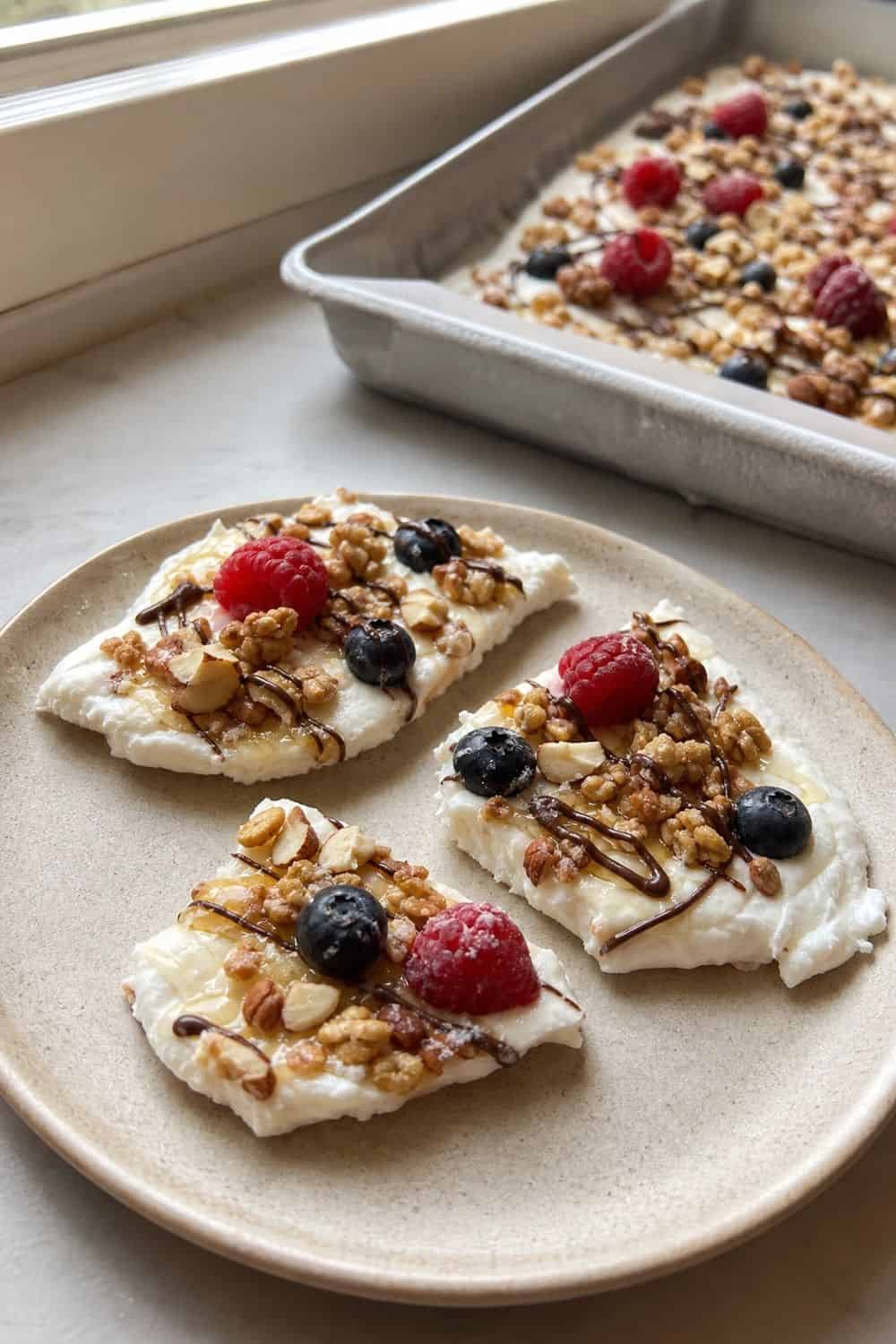 15 Little Treat Plate Ideas for Cozy Food Moments 3. Greek Yogurt Bark Plate