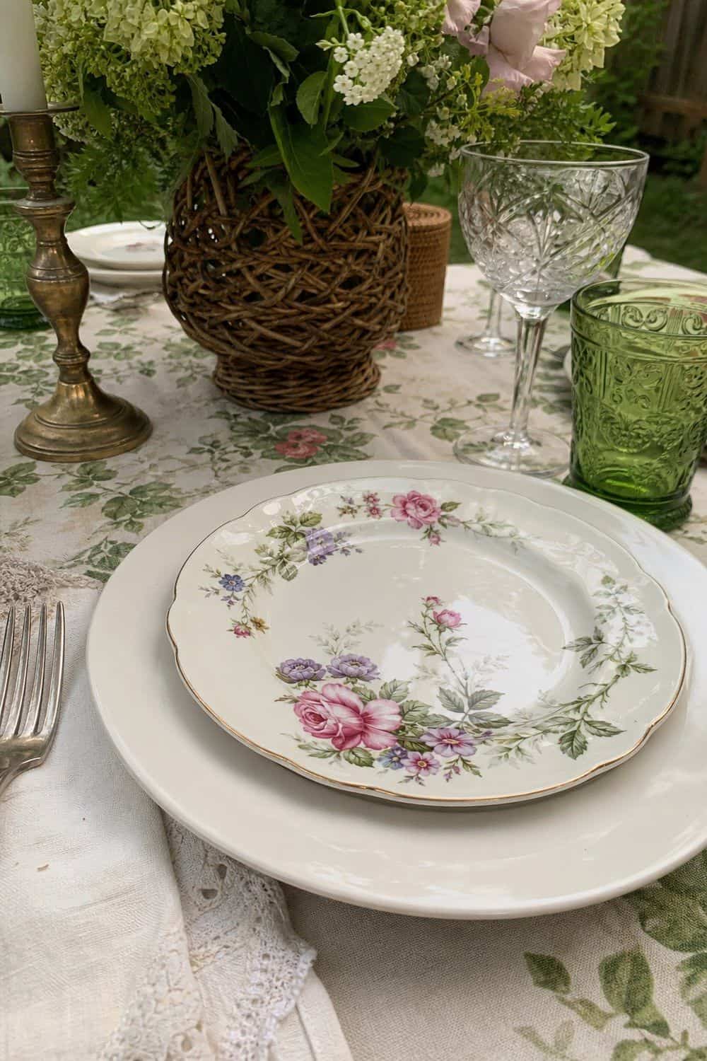 25 Vintage Garden Dinner Party Ideas for a Romantic Outdoor Table vintage garden dinner party ideas section 02